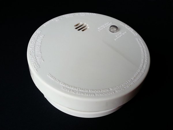 Which type of smoke alarm technology provides the quickest detection in UK multi-floor homes?