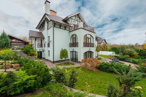 How can you integrate traditional and modern elements in a restoration of a Tudor home in Suffolk?